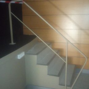 Rampe escalier accessibilité salle des fêtes municipale