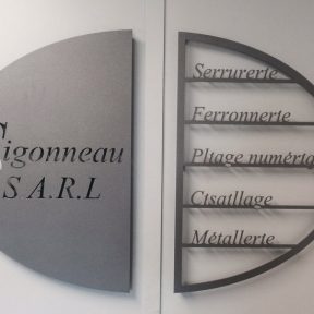 Signalétique logo découpée en fer