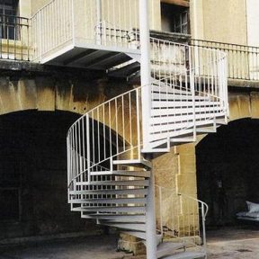 Escalier en fer extérieur tournant