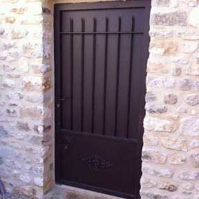 Porte fer forgé avec grille pleine