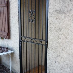 Grille de porte ouvrante